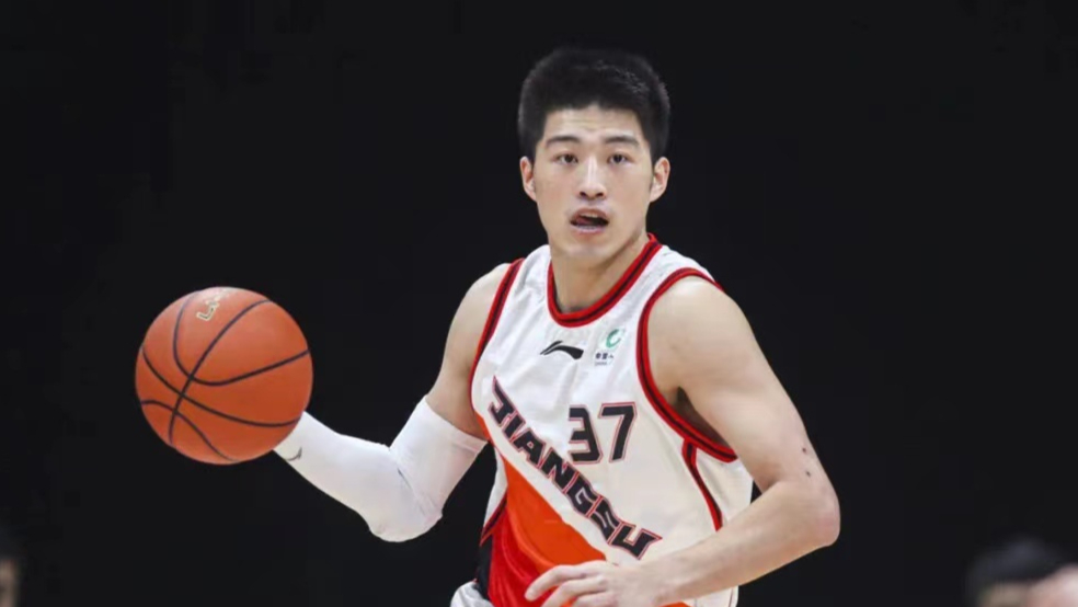 包头男篮新锋线崛起，携手取得成功