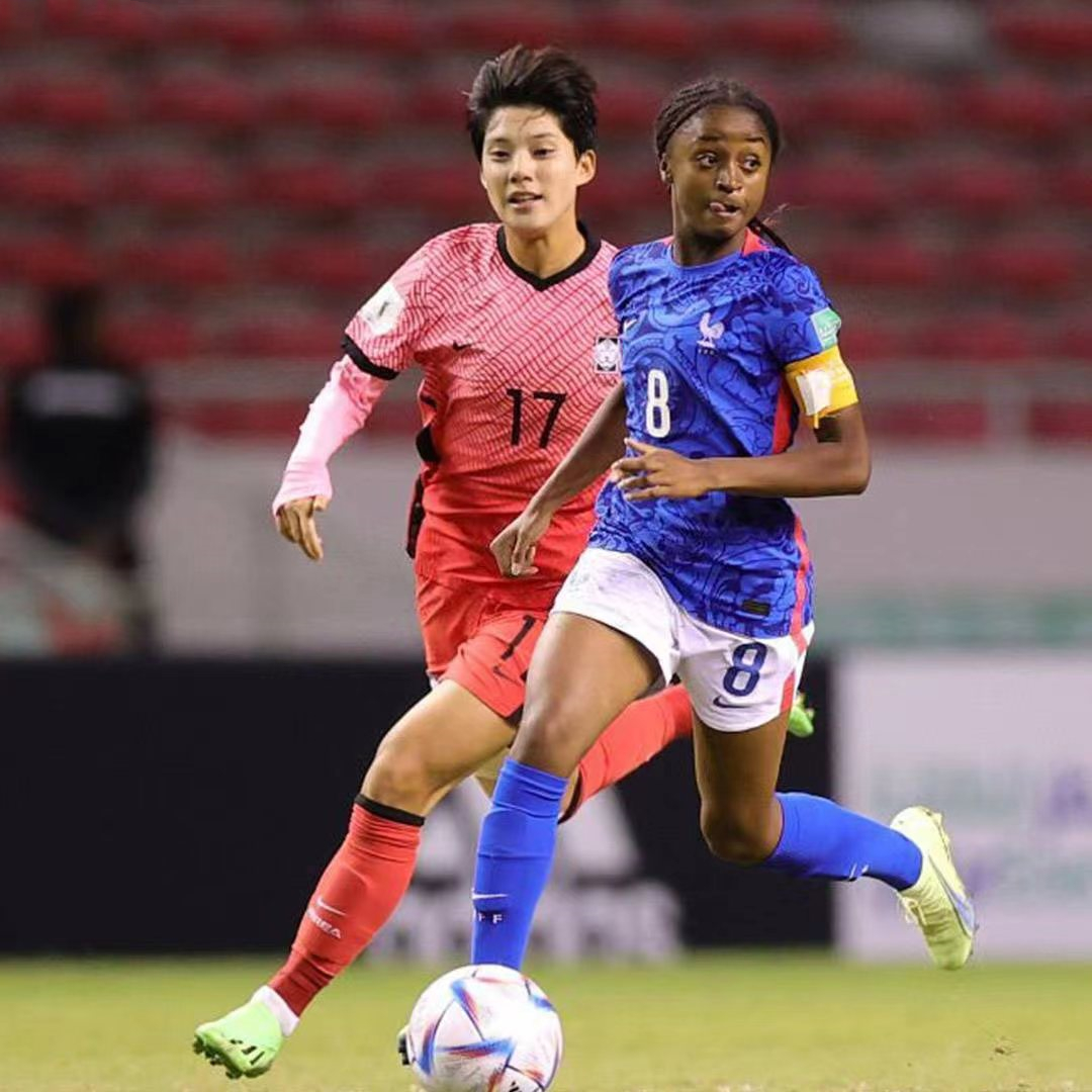 关于法国队碾压日本队，黄鸭组合点燃赛场的信息