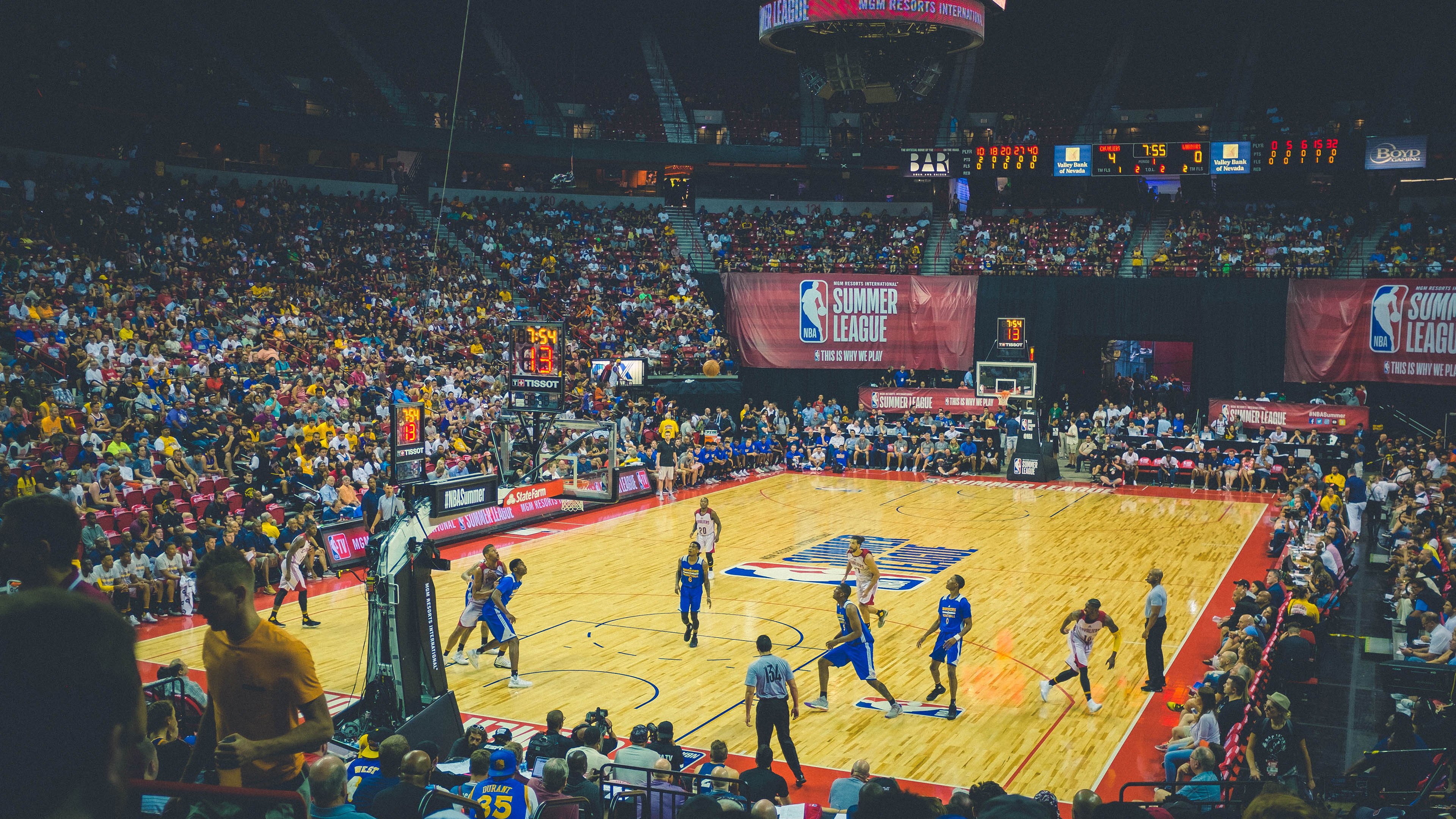 铁血雄鹿与撕裂之城的宿命对决,东决关键战焦点战深度解析